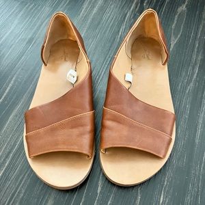 Universal Thread flats